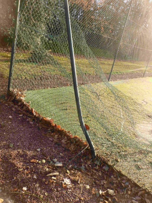 Nous réalisons la pose de clôtures neuves et l'entretien des clôtures existantes dans le cadre de régérations complètes d'un court de tennis.